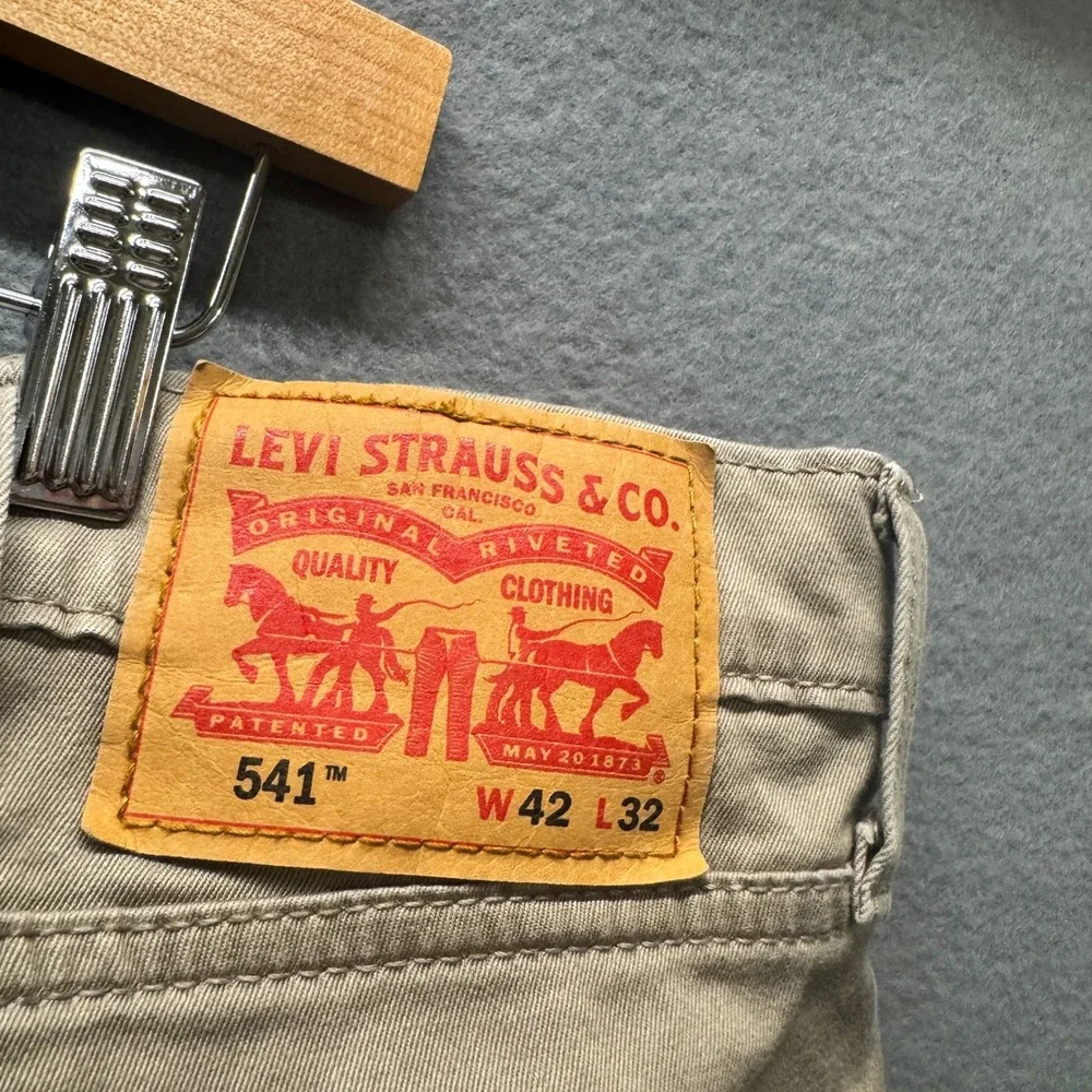 Levi's 541 Pants Mens 42x32 (42x31 ACTUAL) Athletic Taper Khaki Chino Classic